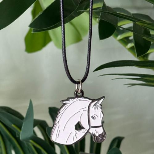 سلسال حصان ابيض