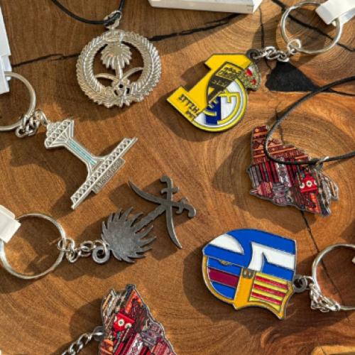 سلاسل وميداليات متنوعه