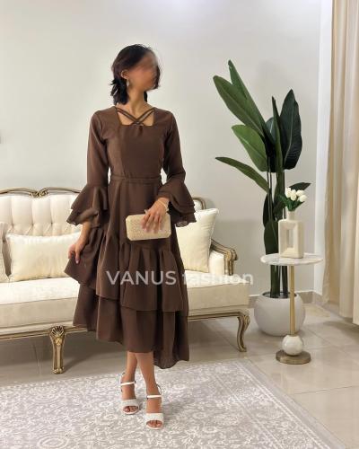 6238-  فستان بني بطبقات أنيقة ولمسة أنثوية