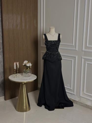 6608 - فستان سهرة اسود بتفصيل كلاسيك