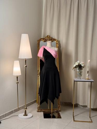 6443-  فستان ميدي أسود بتفاصيل وردية أنيقة