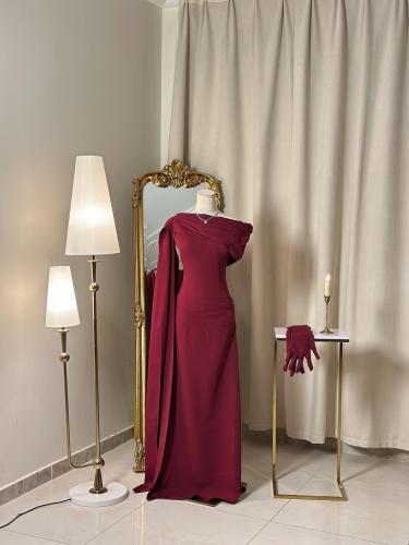 6393-  فستان ملكي بلون عنّابي مع شال وقفّازات لإطلالة استثنائية