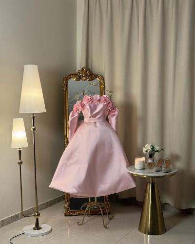 5604 - فستان وردي بلمسة أنثوية وسحر الورود