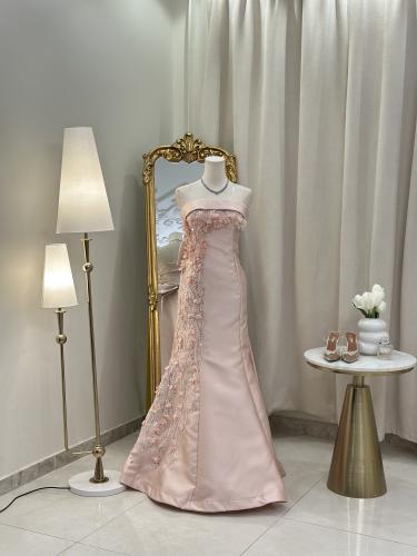 6221- فستان وردي أنيق بتطريز جانبي أنثوي