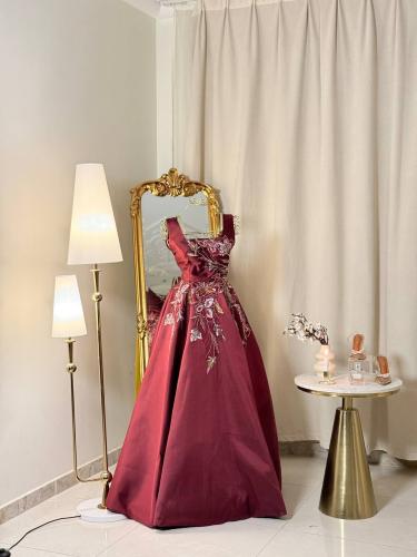 6186- فستان برغندي ملكي بتطريز فاخر