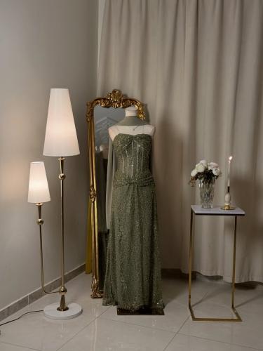 6442-  فستان سهرة زيتوني بترتر لامع ولمسة فاخرة