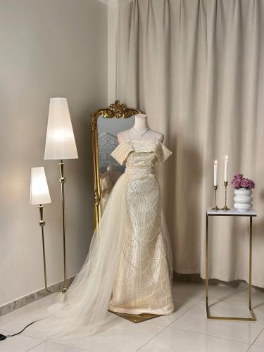 6285 ~ فستان سكري فاخر بذيل طويل وتطريز لامع يخطف الأنفاس