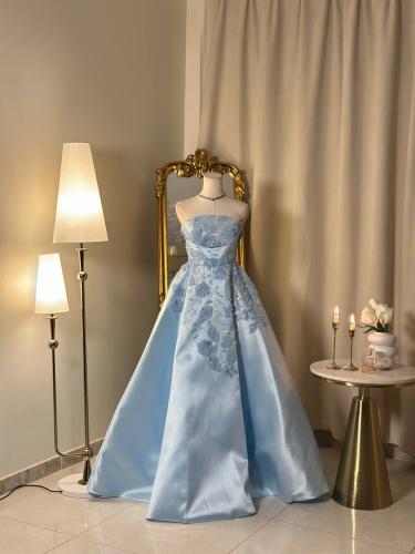 6165-فستان سماوي ناعم بتفاصيل زهرية