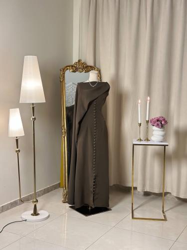 6264-   فستان بني بتصميم جانبي عصري