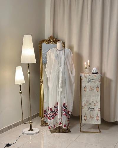 5637 -جلابية بيضاء بتطريز ملون