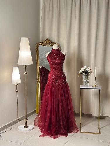 6404-  فستان برغندي أنيق بتصميم يخطف الأنفاس