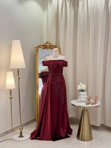 6254- فستان برغندي أنيق بلمسة ملكية