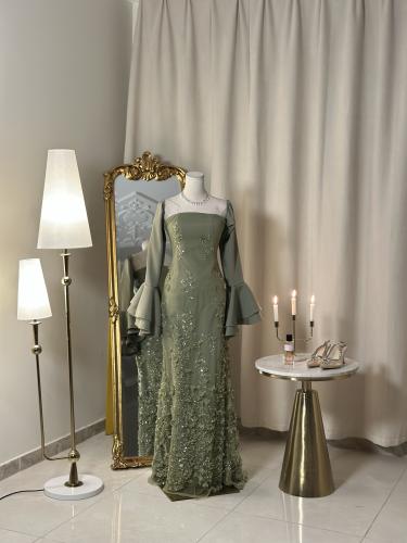 5498 -فستان أخضر بلمسة ملكية فاخرة