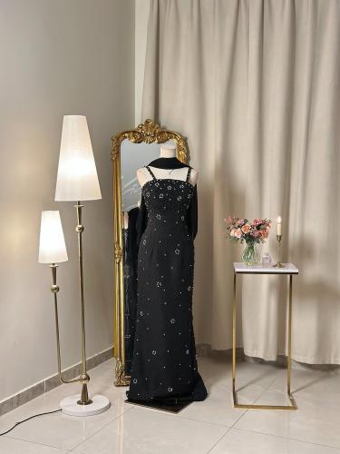 6394-  فستان أسود فاخر مطرّز بالكريستال مع شال أنيق