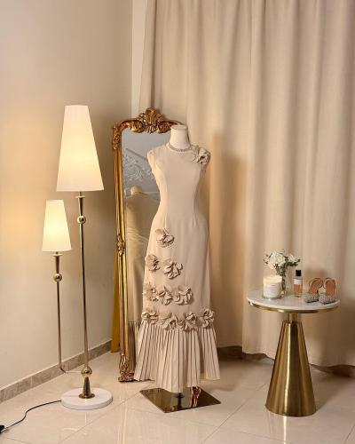 5590 - فستان بيج بتصميم زهور بارزة