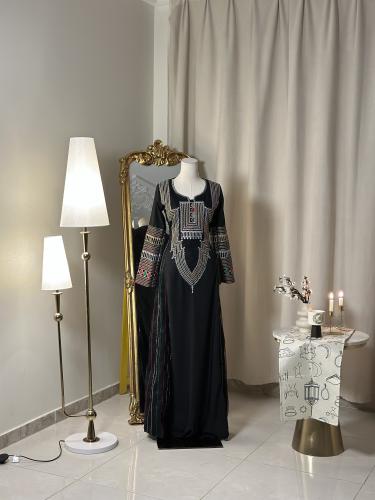 جلابية سوداء فاخرة بتطريز تراثي أنيق 5475