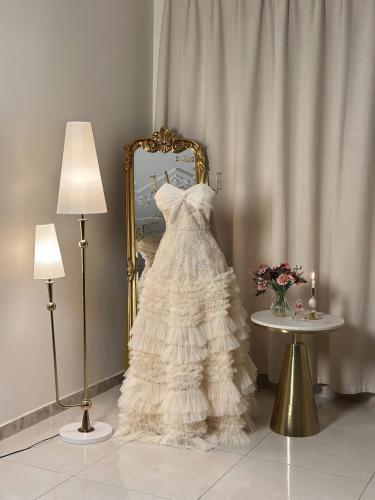 6450-فستان أوف وايت فخم بطبقات كشكش