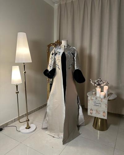 جلابية فضية بزخارف فنية 5552