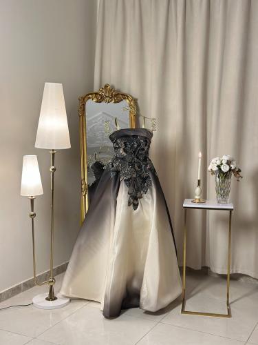 6421- فستان ملكي بتدرجات الأسود والبيج وتطريز فاخر