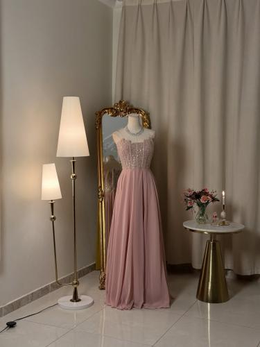 6444-  فستان سهرة وردي بتفاصيل لامعة تخطف الأنظار