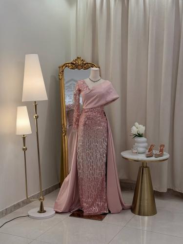 6251- فستان وردي فاخر بلمسة عصرية وأنيقة