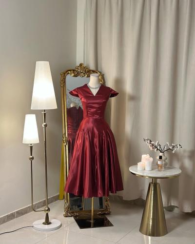 5697 -فستان كلاسيكي بلمسات انثوية ( لونين )