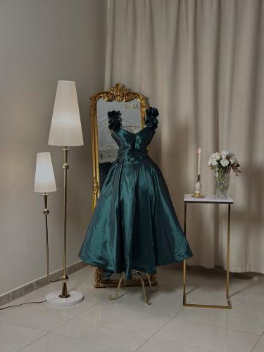 6423- فستان أنوثي بلمسة ملكية