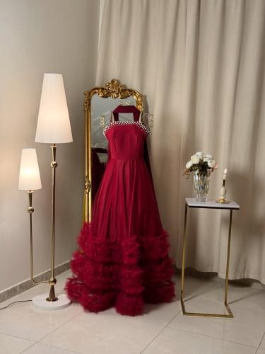 6439-   فستان سهرة عنابي فاخر مع شال