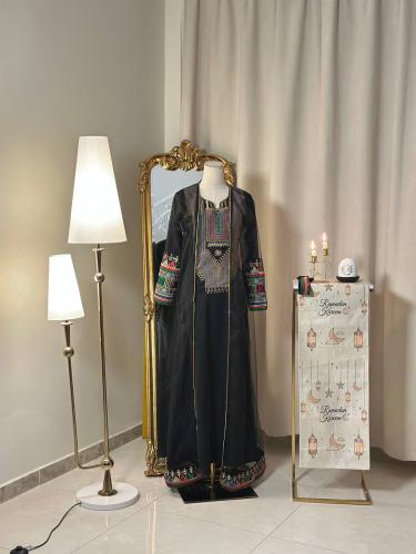 5639 - جلابية سوداء بتطريز تراثي ملون