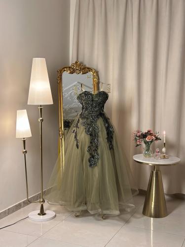 6433-   فستان سهرة زيتي بتطريز فاخر ولمسة رومانسية