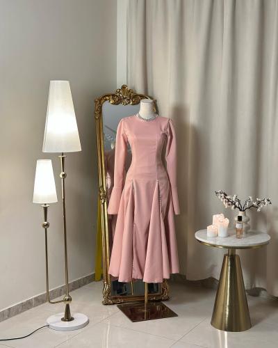 5704 -فستان وردي بتصميم عصري