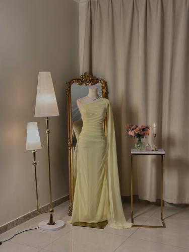 6395-  فستان أصفر بتصميم الكتف الواحد مع شال فاخر