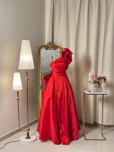 6380 - فستان أحمر يخطف الأنظار بكل تفاصيله