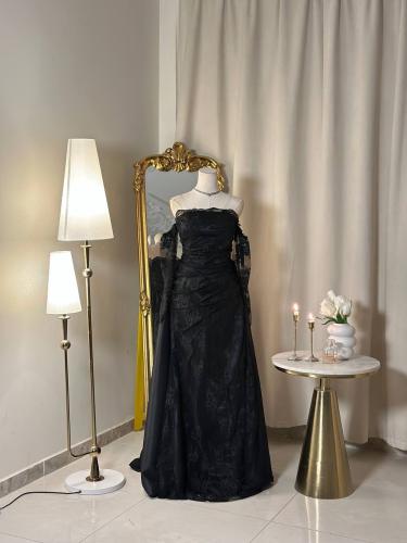 6156- فستان أسود ملكي بتفاصيل فاخرة