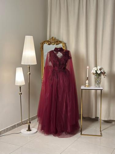 6427- فستان برغندي فخم بتفاصيل جذابة وطبقات تول ساحرة