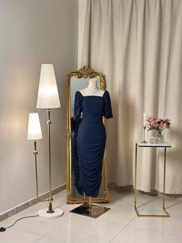 6377-  فستان كحلي أنيق بقصة مجمّعة