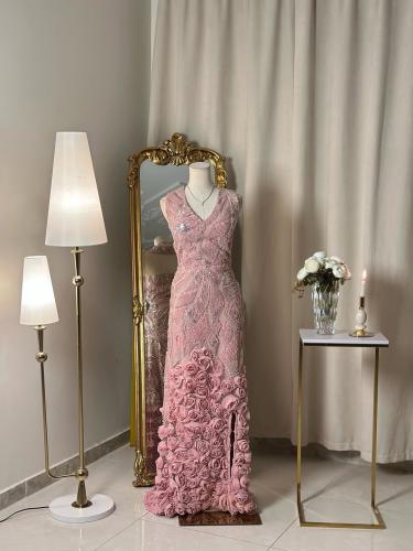 6415- فستان وردي فخم بتطريز فاخر وتفاصيل وردية