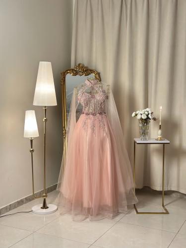 6419-  فستان وردي ناعم مطرز بكاب شفاف أنيق