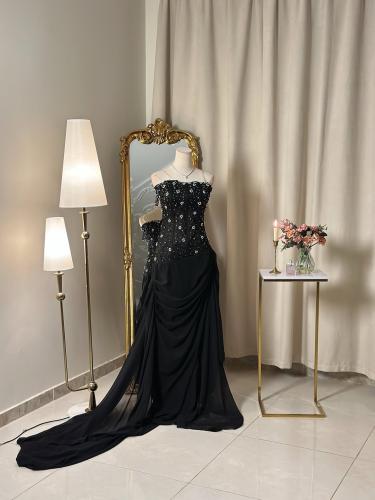 6391- فستان أسود راقٍ بتطريز فخم ولمسة درابية جذابة
