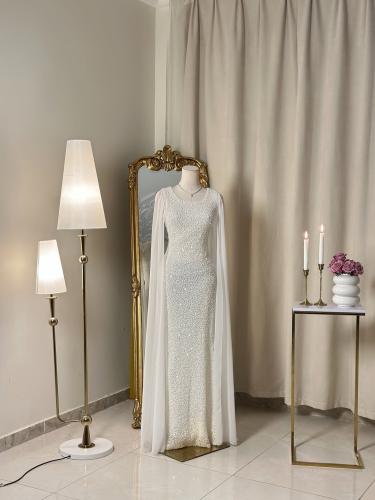 6286 ~ فستان سكري أنيق بأكمام منسدلة وتطريز لؤلؤي راقٍ