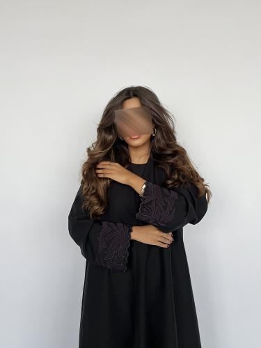 عباية سوداء بتطريز ليلكي