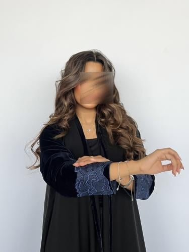 عباية سوداء بأكمام مخمل كحلي