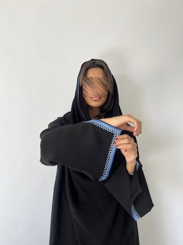 عباية سوداء بتطريز سماوي
