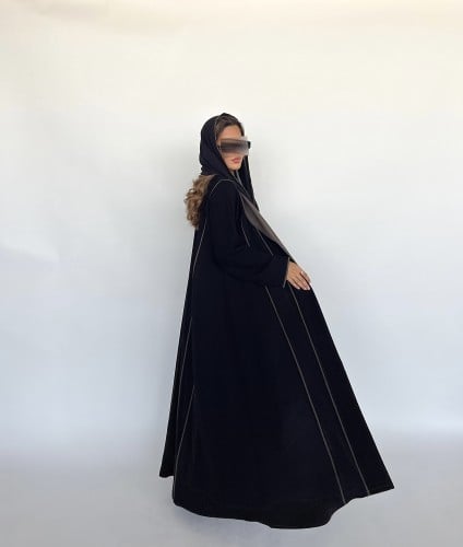 عباية سوداء وبني فاتح