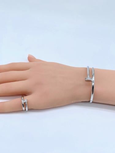 سوارة مع خاتم مسمار مرصعة بالزركون