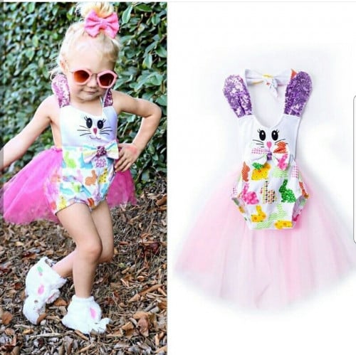 قطعة أنيقة مميزة مع فيونكة من الوسط وقطعة من التل من الخلف