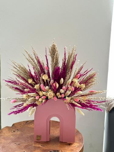 فازه اغصان الورد المجفف