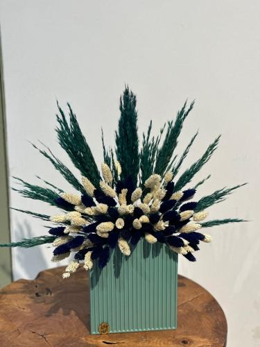 فازه اغصان الورد المجفف