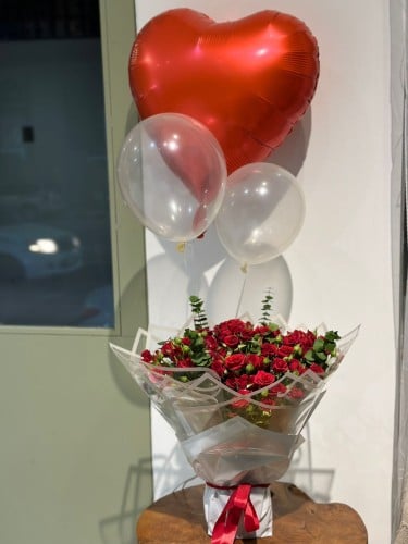 بكج بوكيه ورد مع بالونات