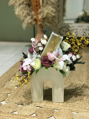 استاند شوكلت مع ورد صناعي